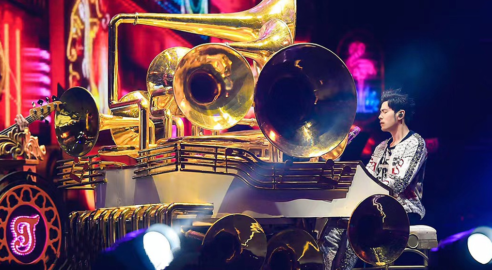 MILE米乐透明屏和荧光棒系列产品亮相2022周杰伦新加坡演唱会