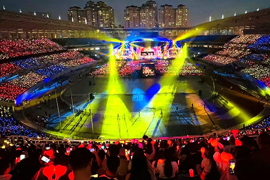 mile米乐(集团)300㎡透明屏和190000根荧光棒“点燃”周杰伦呼和浩特演唱会！